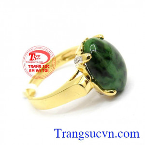 Nhẫn ngọc phỉ thúy may mắn được chế tác từ đá ngọc phỉ thúy thiên nhiên rất đơn giản nhưng vô cùng sang trọng,tinh tế, tôn nên vẻ đẹp của đá phỉ thúy,mang lại may mắn,tài lộc cho người đeo