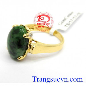 Nhẫn ngọc phỉ thúy may mắn được chế tác từ đá ngọc phỉ thúy thiên nhiên rất đơn giản nhưng vô cùng sang trọng,tinh tế, tôn nên vẻ đẹp của đá phỉ thúy,mang lại may mắn,tài lộc cho người đeo