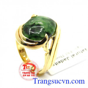 Nhẫn ngọc phỉ thúy kiêu sa tạo nên vẻ đẹp kiêu sa của chiếc nhẫn với đá ngọc phỉ thúy thiên nhiên,màu xanh lục bảo vô cùng sang trọng,là món đồ trang sức ko thể thiếu của phái đẹp