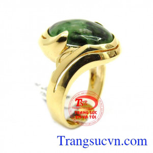 Nhẫn ngọc phỉ thúy kiêu sa tạo nên vẻ đẹp kiêu sa của chiếc nhẫn với đá ngọc phỉ thúy thiên nhiên,màu xanh lục bảo vô cùng sang trọng,là món đồ trang sức ko thể thiếu của phái đẹp