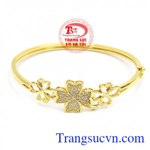 Vòng tay nữ cỏ 4 lá sản phẩm đẹp được chế tác hình cỏ 4 lá vô cùng xinh xắn,trẻ trung.