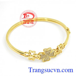 Sản phẩm được chị em phụ nữ ưa thích. Vòng tay nữ cỏ 4 lá