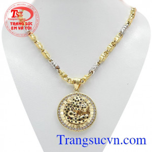 Sản phẩm được chế tác từ vàng 10k sáng bóng, mặt dây chuyền hình con báo đốm làm tăng thêm vẻ mạnh mẽ cuốn hút đối với người đeo