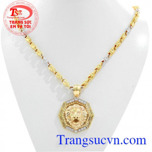 Dây chuyền nam không chỉ giúp các quý ông trở nên cuốn hút mà còn tạo thêm điểm nhấn cho tổng thể trang phục của mình