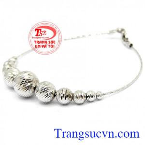 Sản phẩm được chế tác tinh tế, tôn nên vẻ đẹp của đôi bàn tay xinh xắn. Lắc tay vàng trắng Italy