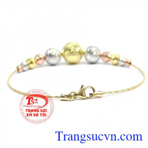 Vòng tay vàng được chế tác tỉ mỉ tôn lên vẻ đẹp của chiếc vòng. Lắc tay vàng Italy xinh xắn