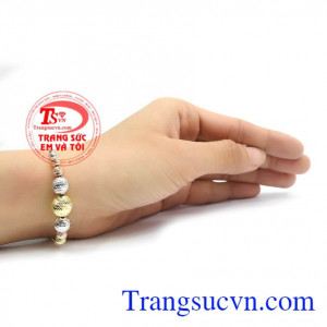 Sản phẩm lắc tay vàng Italy xinh xắn được nhâp khẩu từ đất nước Italy xinh đẹp. 