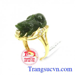 Nhẫn Nữ Tỳ Hưu Cẩm Thạch Phát Tài trong phong thủy tượng trưng cho may mắn trong công việc và cuộc sống cũng như bình an cho chủ sở hữu