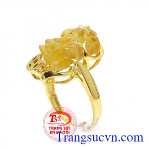 Trong phong thủy Tỳ Hưu mang lại may mắn về tài lộc cũng như công danh và bình yên kết hợp Thạch Anh Tóc thiên nhiên có tác dụng tránh được mệt mỏi căng thẳng