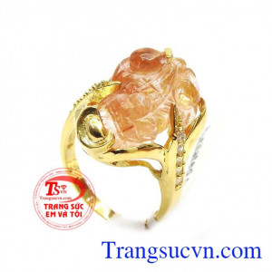 Nhẫn Tỳ Hưu bọc vàng đính đá đeo hợp phong thủy mang lại may mắn về tài lộc, công danh cũng như sự bình an cho chủ nhân