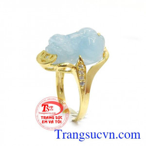 Nhẫn nữ Tỳ Hưu mệnh thủy đeo hợp cho người mệnh Thủy, đeo Nhẫn Tỳ Hưu tài lộc mang lại may mắn trong cuộc sống, thăng tiến trong công danh sự nghiệp, bảo vệ tài sản và cả sự bình yên