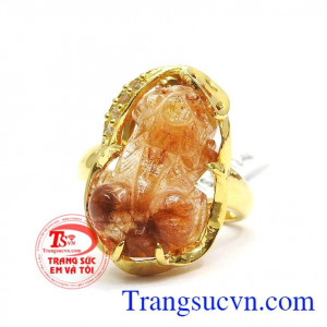 Kết hợp đá Thạch Anh Tóc thiên nhiên có tác dụng giải trừ mệt mỏi, là chiếc nhẫn phong thủy không thể thiếu cho mỗi người