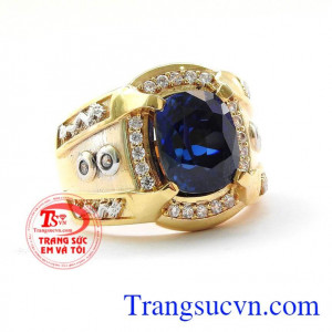 Viền 2 bên nhẫn được khắc hình rồng bay,mang ý nghĩa may mắn, tài lộc hưng thịnh, sự nghiệp thăng tiến Nhẫn nam vàng tây phong cách