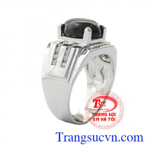 Nhẫn nam Sapphire sang trọng là loại đá thiên nhiên quý hiếm, đá saphire được xem là viên đá biểu tượng cho sự giàu sang,tình yêu