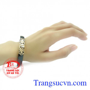 Đeo ngọc giúp cho vận khí, sức khỏe và tiền tài. Vòng ngọc bọc vàng hoa văn 