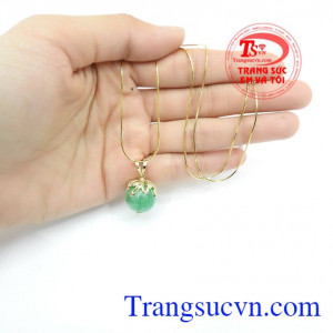 Sản phẩm được bọc vàng phía trên ngọc cẩm thạch vô cùng đẹp,Bộ dây chuyền ngọc cẩm thạch