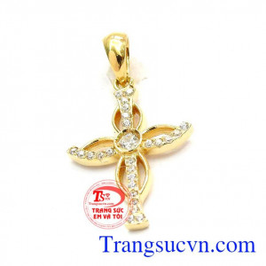 Mặt Thánh Giá Bình An phù hợp đeo cùng dây chuyền vàng nữ,là món quà tặng cho người yêu quý nhất,với ước mong Thiên Chúa ban bình an trên người đeo