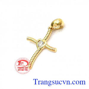 Chiếc Cây Thánh Giá Tình Yêu với thiết kế mềm mại với trái tim ở trung tâm của tình yêu