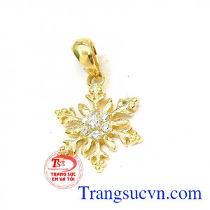 Bông tuyết hạnh phúc với thiết kế tinh tế kết hợp đeo cùng dây chuyền vàng,Bông tuyết hạnh phúc