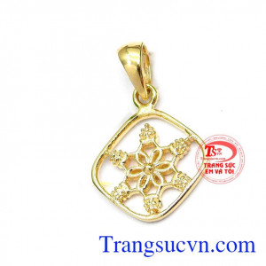 Mặt hoa vàng tinh tế đeo cùng dây chuyền vàng,dành riêng cho phái đẹp,Mặt hoa vàng tinh tế