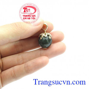 Mặt dây nữ được chế tác từ vàng 10 bền đẹp và ngọc cẩm thạch. Mặt dây nữ quý phái