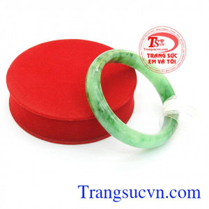 Vòng Ngọc Phỉ Thúy Mệnh Hỏa màu sắc tươi sáng, chất lượng ngọc cao cấp, được phái đẹp ưa chuộng lựa chọn như là lá bùa hộ mệnh cho bản thân