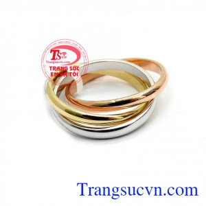 Nhẫn nữ được chế tác cách đơn giản nhưng độc đáo.