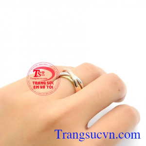 Sản phẩm là ba chiếc nhẫn dược tạo nên từ ba loại vàng khác nhau: vàng màu, vàng trắng, vàng hồng được nối liền với nhau rất độc và lạ.