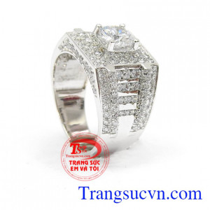 Nhẫn nam vàng trắng sang trọng được chế tác từ vàng trắng đẹp, tôn nên vẻ đẹp quyền uy, sang trọng của phái mạnh