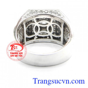 Nhẫn nam vàng trắng sang trọng được chế tác từ vàng trắng đẹp, tôn nên vẻ đẹp quyền uy, sang trọng của phái mạnh