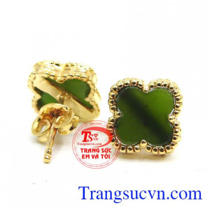 Hoa tai cỏ 4 lá là sản phẩm ngọc Nephrite chế tác hình cỏ 4 lá may mắn.