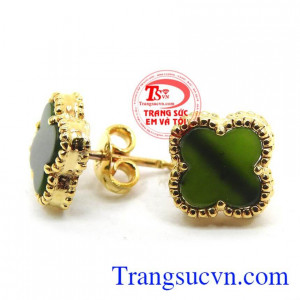 Sản phẩm được bọc vàng mang đến vẻ đẹp sang trọng, quý phái cho phái nữ. Hoa tai cỏ 4 lá