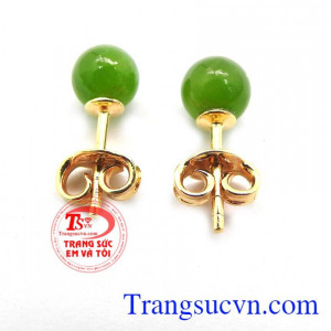 Sản phẩm được đính đá Nephrite thiên nhiên, mang lại nhiều may mắn, sức khỏe và hạnh phúc cho người đeo. Hoa tai nụ ngọc bích