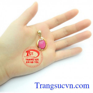 Mặt dây đeo hợp phong thủy mệnh Thổ và Hỏa mang lại nhiều may mắn cũng như bình yên trong cuộc sống,Mặt Dây Chuyền Ruby Quý Phái