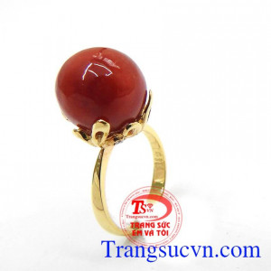 Nhẫn ngọc Nephrite sang trọng là sản phẩm nhẫn mang đến vẻ đẹp quý phái, sang trọng cho người đeo, nhẫn được bọc vàng hình lá ôm sát ngọc cẩm thạch