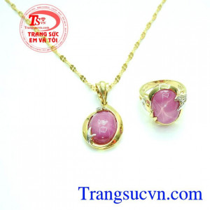 Bộ Trang Sức Ruby Sao Quý Phái với sự kết hợp giữa mặt dây Ruby sao với dây chuyền nhẹ nhàng và nhẫn Ruby tinh tế là sự lựa chọn tuyệt vời của phái đẹp,Bộ Trang Sức Ruby Sao Quý Phái