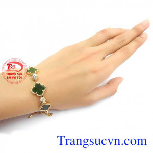 Xu hướng của những năm gần đây với vẻ đẹp sang trọng được kết hợp với ngọc cẩm thạch thiên nhiên mang lại nhiều may mắn, sức khỏe cho người đeo. Lắc tay  cỏ 4 lá  may mắn