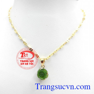 Bộ mặt dây hoa hồng xanh là sản phẩm được chế tác xinh xắn từ ngọc nephrite thiên nhiên là món quà ý nghĩa dành tặng phái đẹp trong dịp lễ,Bộ mặt dây hoa hồng xanh