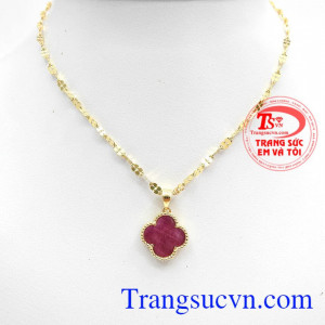 Bộ dây Ruby cỏ may mắn là sản phẩm bộ dây chuyền được chế tác hình cỏ may mắn từ đá Ruby thiên nhiên,Bộ dây Ruby cỏ may mắn
