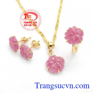Bộ trang sức Ruby đẹp là bộ sản phẩm gồm hoa tai, mặt dây, nhẫn được chế tác từ ruby thiên nhiên,Bộ trang sức Ruby đẹp