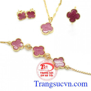Bộ trang sức Ruby sang trọng là bộ sản phẩm gồm mặt dây chuyền, hoa tai, nhẫn, lắc tay được chế tác từ đá ruby thiên nhiên,Bộ trang sức Ruby sang trọng