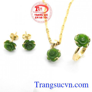 Bộ trang sức hoa hồng Nephrite là bộ sản phẩm bao gồm hoa tai, mặt dây chuyền,nhẫn,Bộ trang sức hoa hồng Nephrite