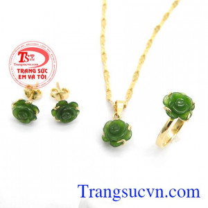 Bộ sản phẩm được chế tác từ ngọc nephrite thiên nhiên mang lại nhiều may mắn, sức khỏe cho người đeo,Bộ trang sức hoa hồng Nephrite