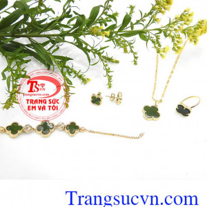 Trang sức em và tôi là thương hiệu được ưa thích nhiều năm liền, chất lượng đảm bảo, có giấy chứng nhận đi kèm, giao hàng nhanh trên toàn quốc,Bộ trang sức cỏ 4 lá