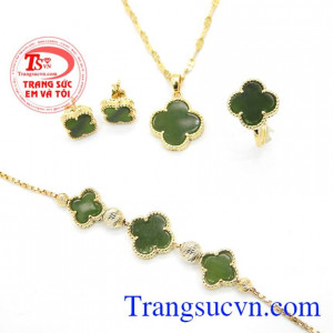 Bộ trang sức cỏ 4 lá là bộ trang sức được chị em phái đẹp ưa chuộng trong những năm gần đây,Bộ trang sức cỏ 4 lá