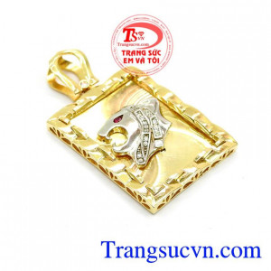 Mặt dây cá tính đẳng cấp phù hợp thời trang phái mạnh, dễ dàng kết hợp với nhiều kiểu dây chuyền