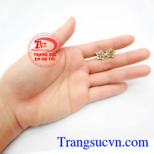 Hoa tai thuộc thương hiệu Em Và Tôi uy tín, giao hàng toàn quốc. Hoa Tai Ngôi Sao Đính Đá