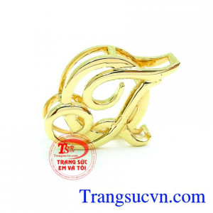 Mặt Dây Chuyền Chữ QT Đẹp được chế tác theo công nghệ 3D với kiểu chữ lồng nhau tinh xảo, nghệ thuật