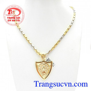 Bộ Trang Sức Sư Tử Cá Tính với sự kết hợp giữa mặt dây sư tử mạnh mẽ và dây chuyền vàng nhập khẩu từ Italy mang đến vẻ đẹp cá tính, sang trọng cho phái mạnh