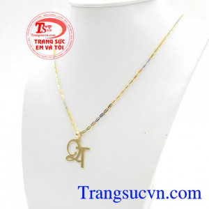 Bộ Dây Chuyền Mặt TQ Trang Nhã là sự kết hợp giữa mặt dây chữ TQ mới lạ và dây chuyền 2 màu độc đáo, mang lại vẻ đẹp mới mẻ,quý phái cho phái đẹp,Bộ Dây Chuyền Mặt TQ Trang Nhã
